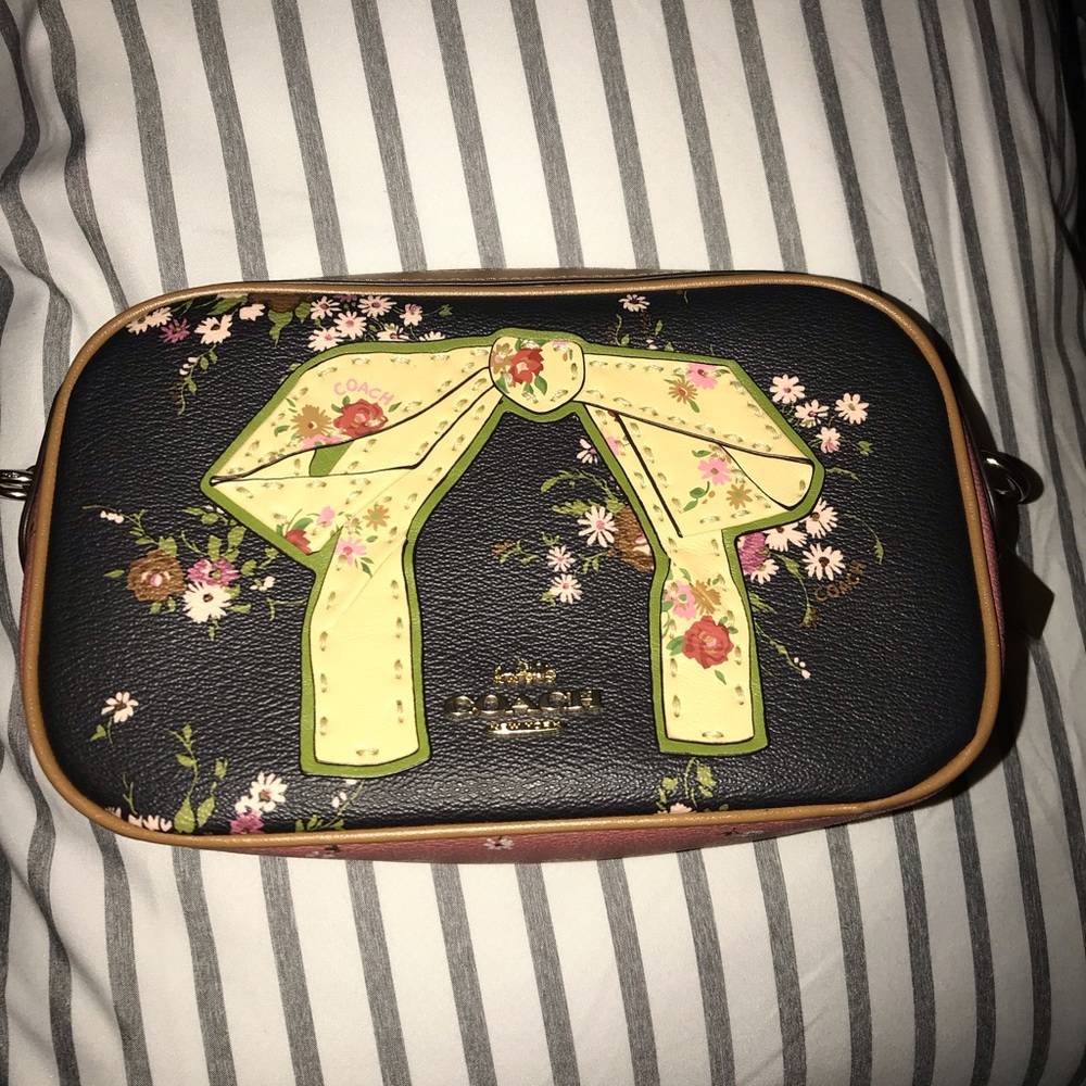 4 HOUR SALE!!!Coach floral isla crossbody